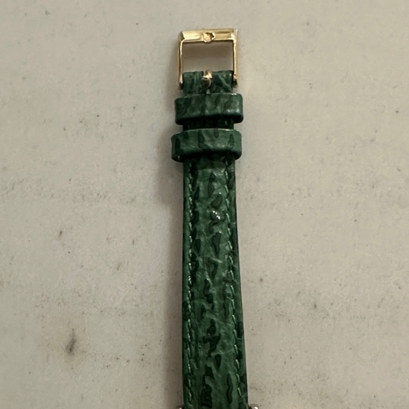 Gucci Black Dial Watch with Green Strap and Gold Details - Picture 4 of 5